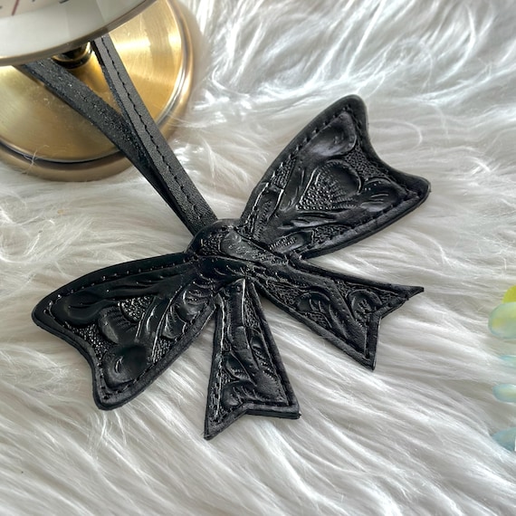 Handmade Leather Luggage Tag: Personalized Bow-Shaped Travel ID