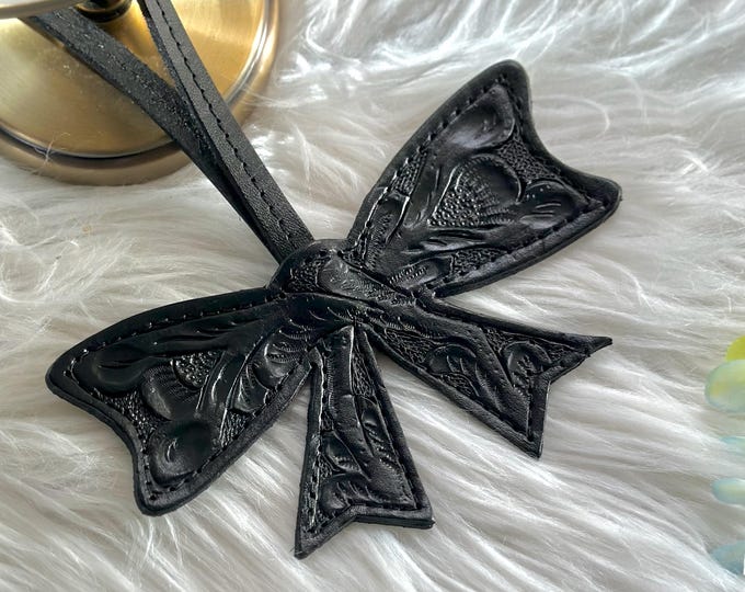 Handmade Leather Luggage Tag • Personalized Travel Tag • Custom Bow-Shaped ID Tag • Unique Gift for Travelers • Engraved Leather Name Tag
