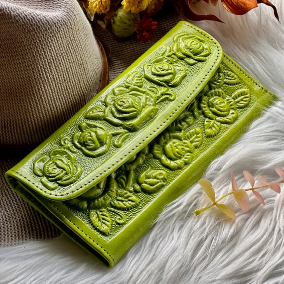 Sustainable Leather Wallet: Vintage Style Rose Embossed Women's Clutch