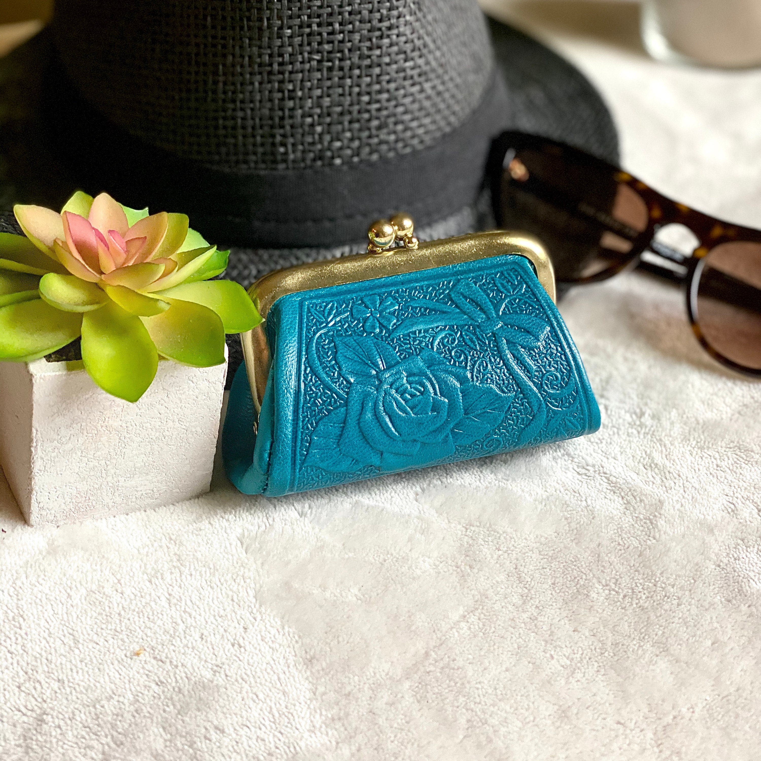 Kiss lock clasp purse • clasp coin purse • leather coin purse • woman