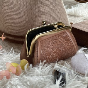 Handmade embossed leather coin purse Kiss lock coin purse Vintage style coin bank gifts for her image 9