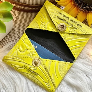 Tarjetero de piel repujada hecho a mano: Cartera floral personalizada