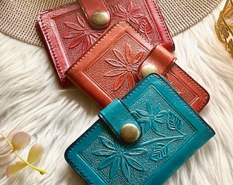 Handcrafted Leather Credit Card Holder • Boho Wallet with Daisies Flowers • Personalized Gifts • Slim and Minimalistic Women's Wallet