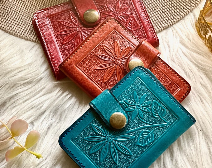 Handcrafted Leather Credit Card Holder • Boho Wallet with Daisies Flowers • Personalized Gifts • Slim and Minimalistic Women's Wallet