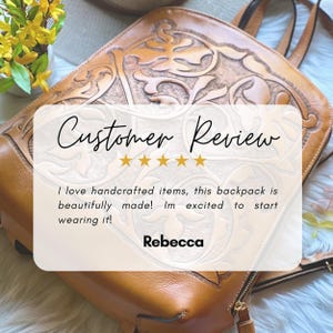 K&ouml;nnte beinhalten: Brauner Lederrucksack mit aufwendigen gepr&auml;gten Blumenmustern. Die Tasche hat einen oberen Griff, verstellbare Tr&auml;ger und einen Rei&szlig;verschluss. Der Text "Customer Review" und Kundenfeedback sind im Bild &uuml;berlagert.
