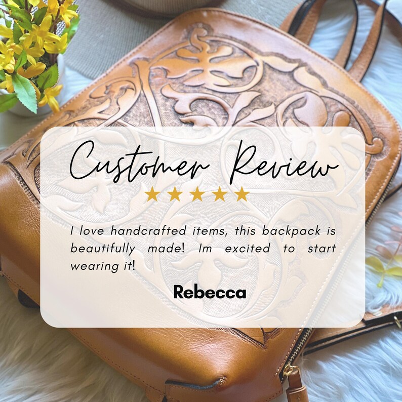K&ouml;nnte beinhalten: Brauner Lederrucksack mit aufwendigen gepr&auml;gten Blumenmustern. Die Tasche hat einen oberen Griff, verstellbare Tr&auml;ger und einen Rei&szlig;verschluss. Der Text "Customer Review" und Kundenfeedback sind im Bild &uuml;berlagert.