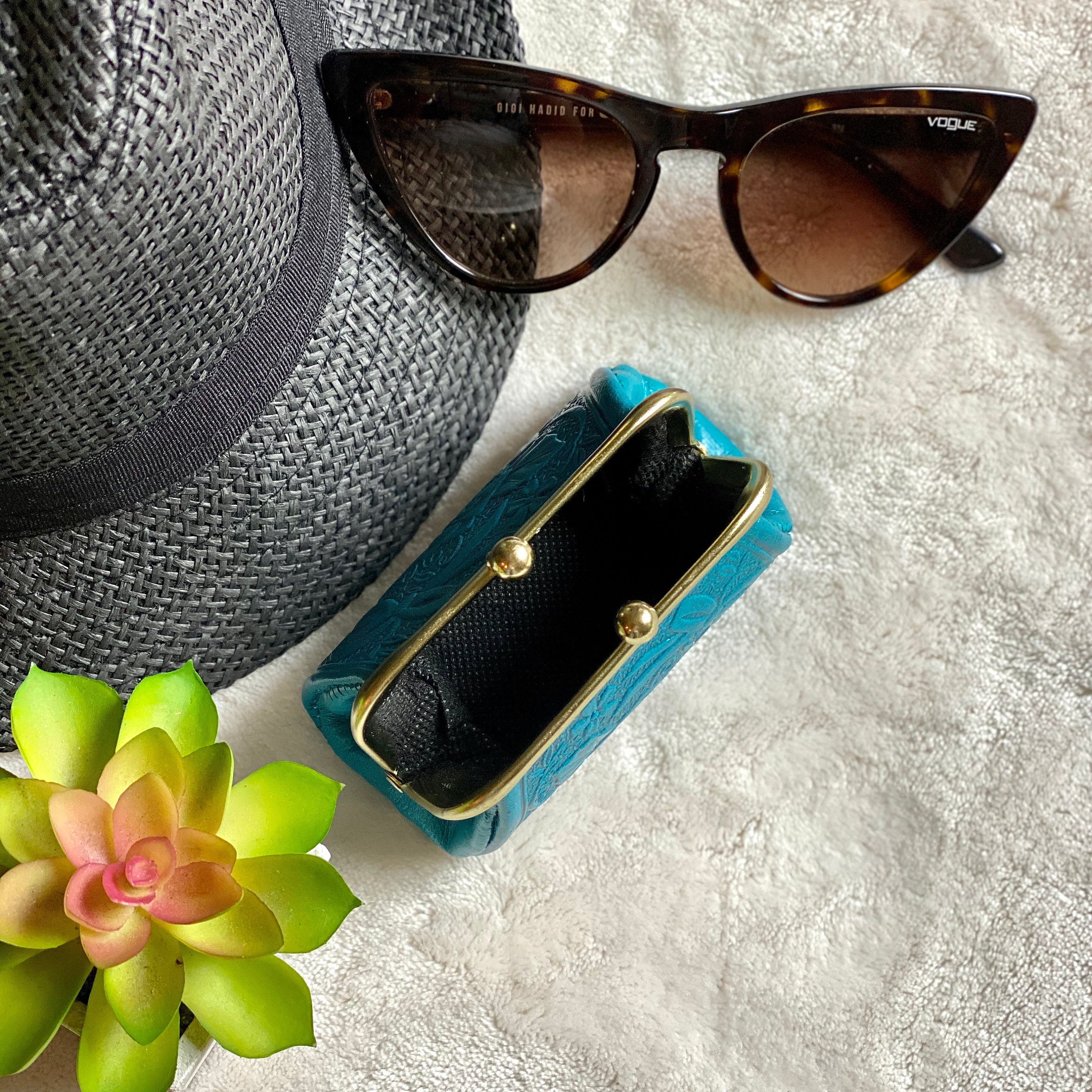 Kiss lock clasp purse • clasp coin purse • leather coin purse • woman