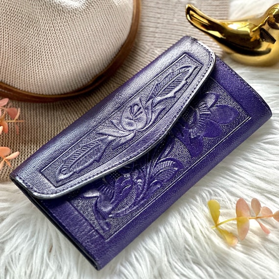 Embossed Leather Wallet: Vintage Style Personalized Women's Bifold Wallet
