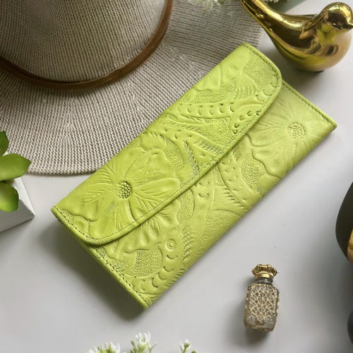 Portefeuille en cuir gaufré pour femme : pochette fine à fleurs