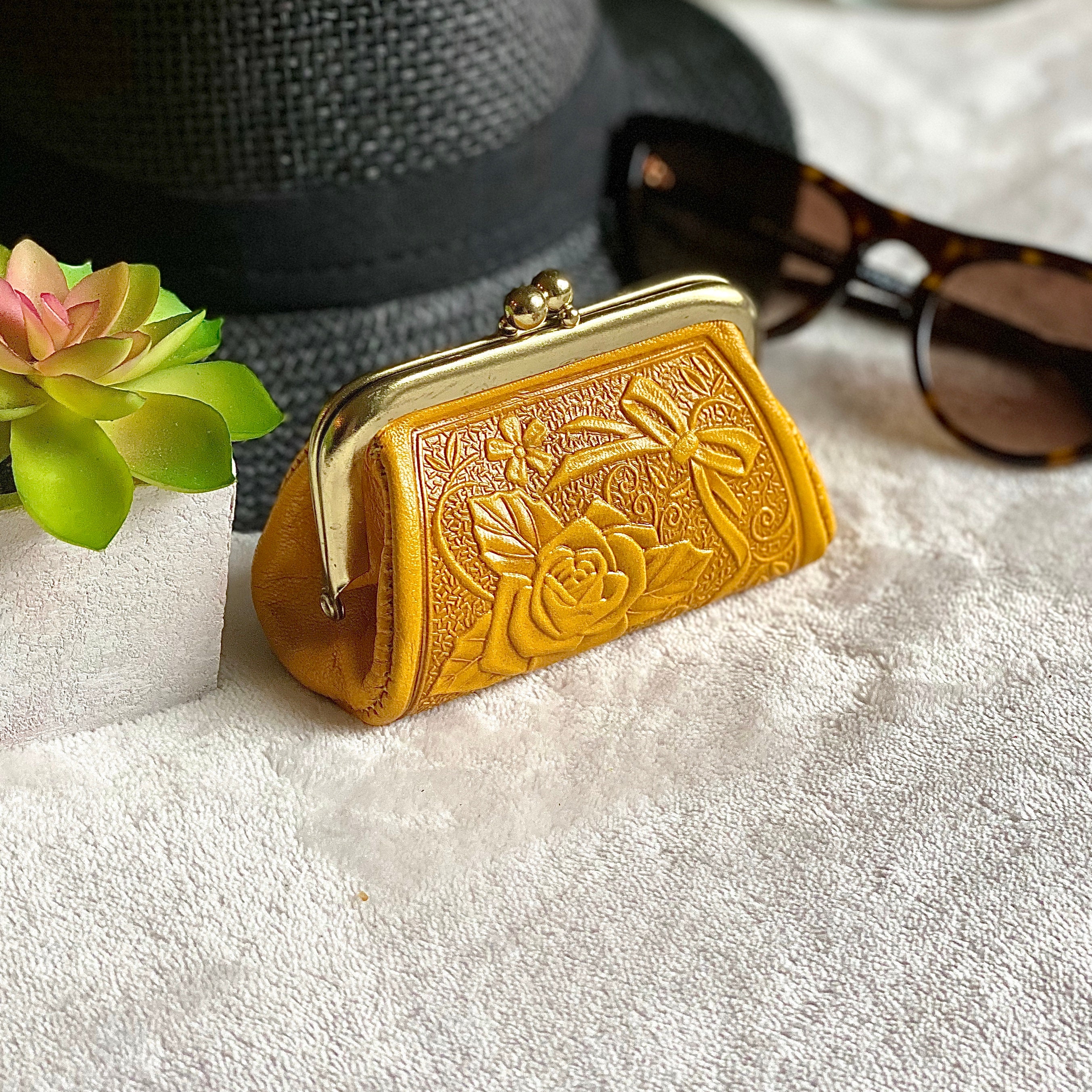 Woman Change purse Small coin purse Embossed leather clasp purse