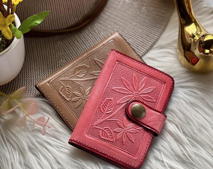 Leather Minimalist Wallet: Sustainable Credit Card Holder for Women