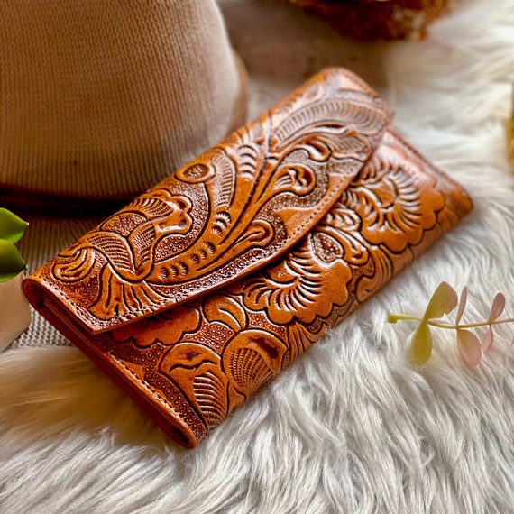 Handcrafted Leather Wallet for Women: Credit Card Slots & Coin Pocket