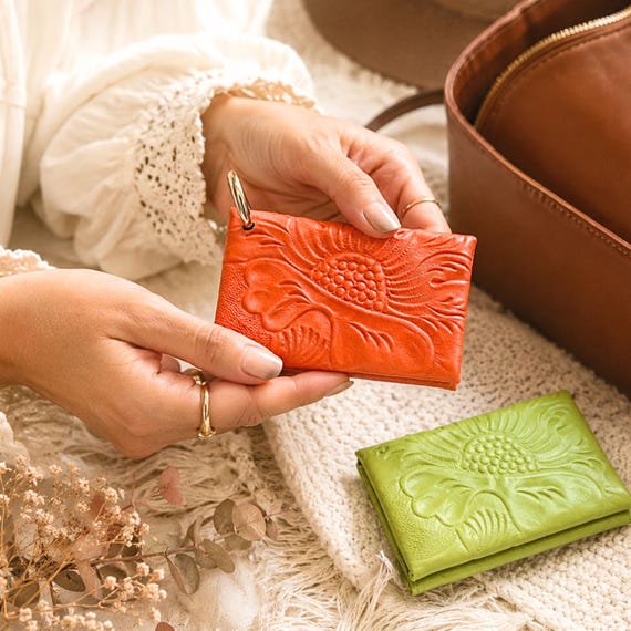 Embossed Leather Card Holder: Personalized Floral Keychain Wallet