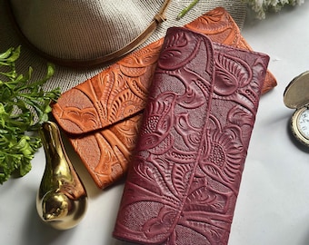 Embossed Leather Wallet for Women: Slim Clutch with Magnetic Clasp