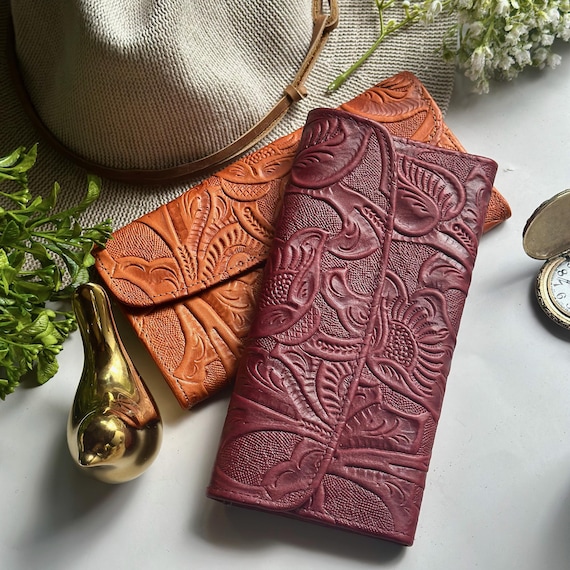 Embossed Leather Wallet for Women: Slim Clutch with Magnetic Clasp