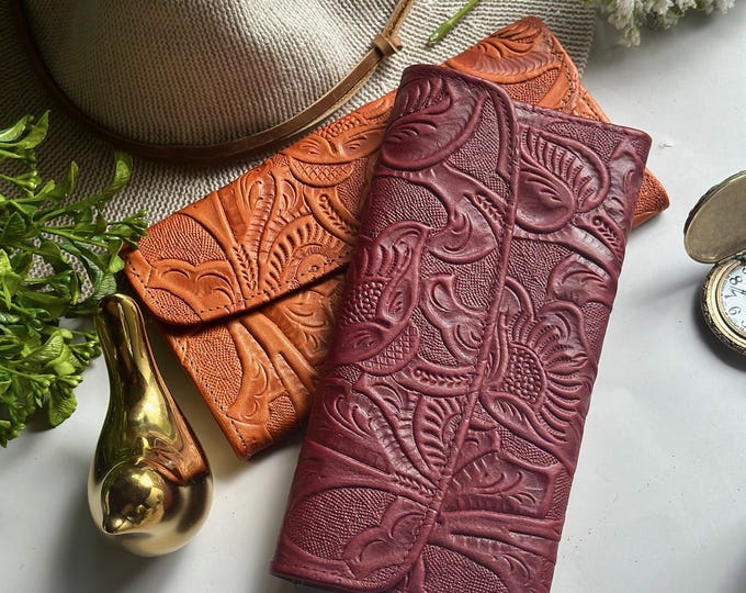 Embossed Leather Wallet for Women: Slim Clutch with Magnetic Clasp