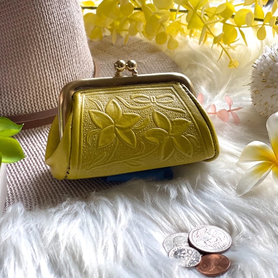 Embossed Leather Kiss Lock Coin Purse for Women: Vintage Style Gift