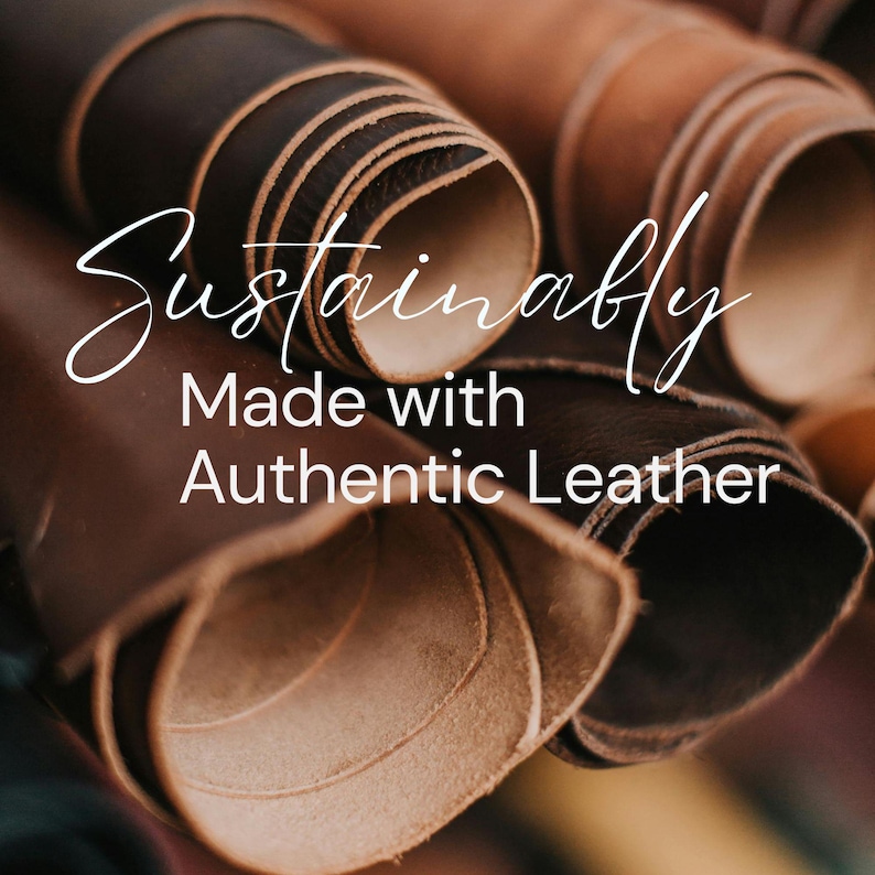 K&ouml;nnte beinhalten: Nahaufnahme von gerolltem braunem und schwarzem Leder. Das Bild zeigt den Text "Sustainably Made with Authentic Leather" in wei&szlig;er Schrift. Das Leder scheint von hoher Qualit&auml;t zu sein und f&uuml;r verschiedene Bastelprojekte geeignet.