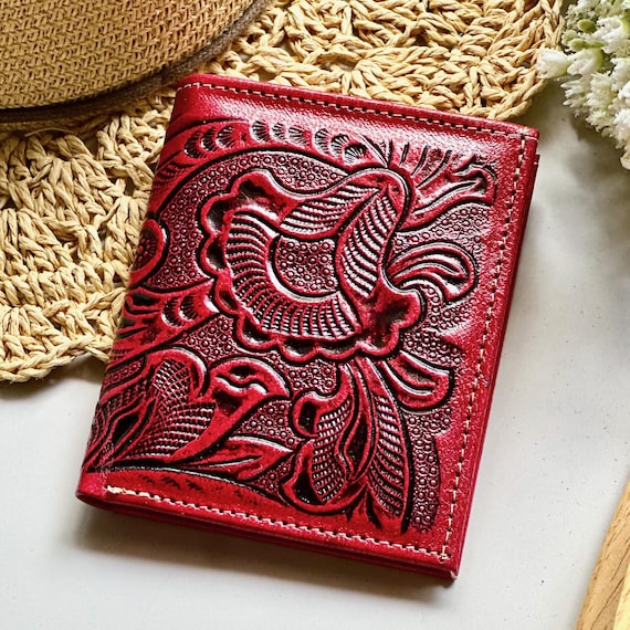 Handmade Leather Minimalist Wallet for Women: Personalized Sustainable Boho Style