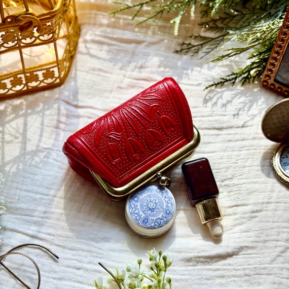 Vintage Style Leather Coin Purse: Embossed Tulip Kiss Lock Pouch