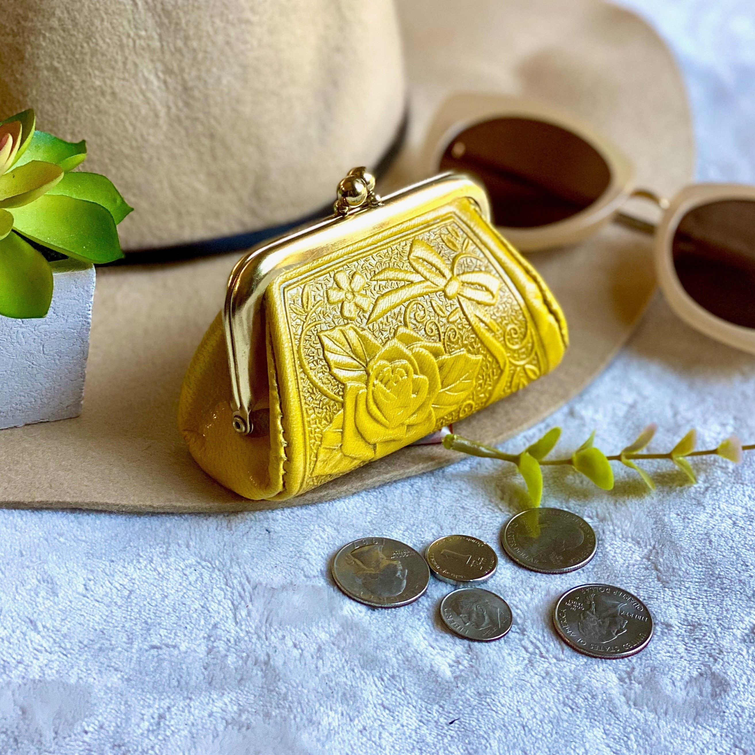 Woman Change purse • Small coin purse • Embossed leather clasp