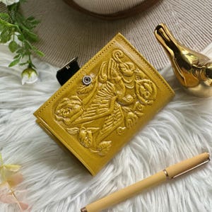 Petit portefeuille personnalisé • Cadeau 1er anniversaire de mariage et fête des mères • Motif floral vintage en relief