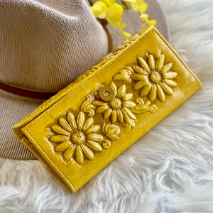 Cartera de piel con diseño de girasol hecha a mano • Cartera triple personalizada para mujer • Regalo bohemio personalizado • Regalo para el día de la madre y cumpleaños