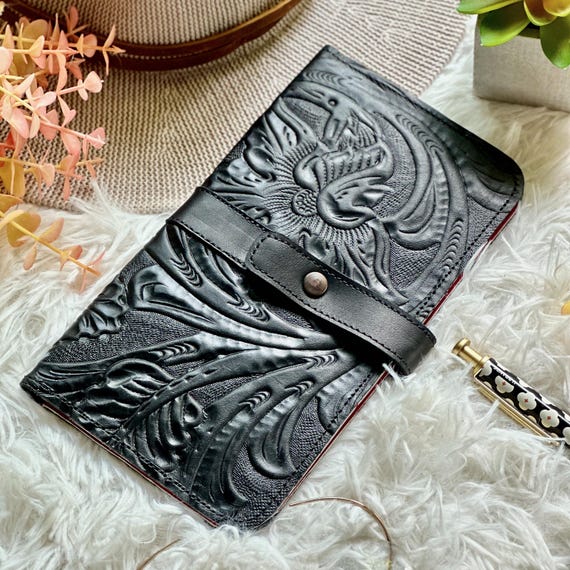 花柄エンボス加工のブラックレザー二つ折り財布：ハンドメイドの