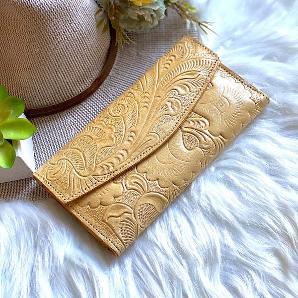 Handcrafted authentic leather wallets for women • Thoughtful gift for her • Engraved wallet