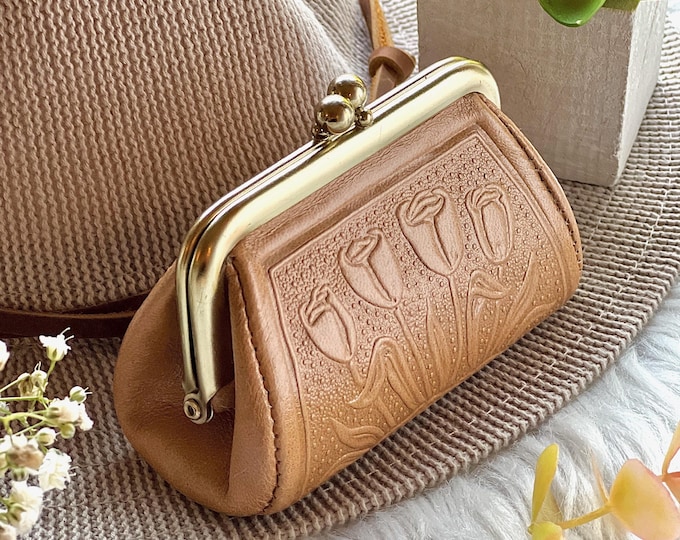 Embossed Leather Kiss Lock Coin Purse for Women: Vintage Style Gift