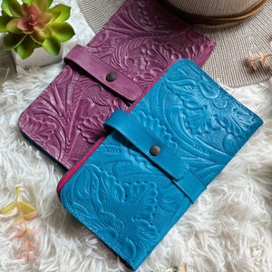 Cartera de piel con relieve de orquídea • Cartera plegable hecha a mano • Regalo personalizado para ella