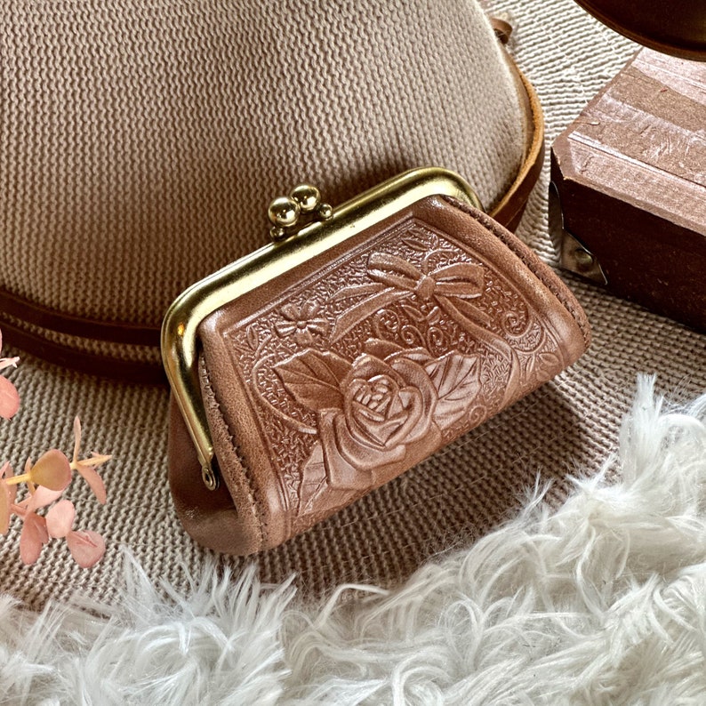 Handmade embossed leather coin purse Kiss lock coin purse Vintage style coin bank gifts for her Tan
