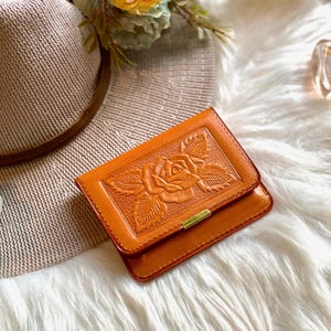Cartera pequeña de cuero hecha a mano para mujer, con relieve vintage, personalizada.