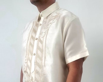 BARONG TAGALOG Kurzärmliges philippinisches Nationalkostüm Filipiniana formelles Kleid für Herren – Beige auf Beige NCSSB1