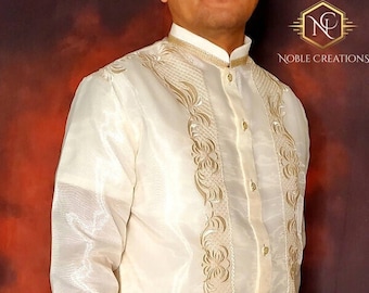 BARONG TAGALOG ARMAN5 Vollständig geöffneter chinesischer Kragen mit Innenfutter, philippinisches Nationalkostüm, Filipiniana, Lumban, Laguna, Philippinen – Beige