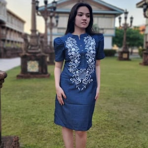 FILIPINIANA Robe en jean à manches bouffantes BARONG TAGALOG avec poche Costume national des Philippines Maria Clara - Bleu jean