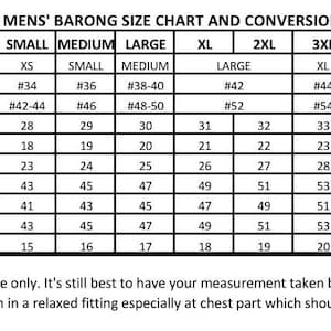 以下が含まれることがあります： 男性用バロンシャツのサイズチャートで、XS、S、M、L、XL、2XL、3XL、4XL、5XL、6XLなど、さまざまなサイズに対応したインチ単位の寸法を示しています。チャートには、バロンの長さ、肩幅、袖丈、胸囲、ウエスト、ヒップ、襟の寸法が含まれています。