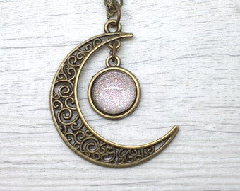 Collier "Gealaí", Lueur de Lune Celtique, Holographique - Couleur Rose, Collier Lune, celtes, Brocéliande