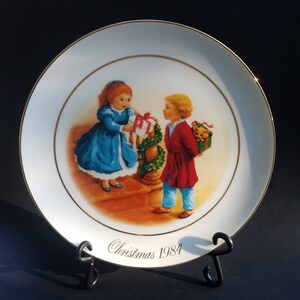 1984 Avon &quot;Celebrating the Joy of Giving&quot; Collector&#39;s Plate, Christmas Memories Series, 22kt Gold Trim, Fourth Edition