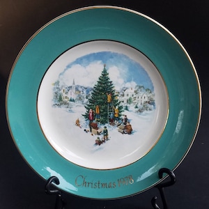 Christmas Decorative Plate, 1978 Avon &quot;Trimming the Tree&quot; Collector&#39;s Plate, Sixth Edition, Avon Exclusive by Enoch Wedgwood