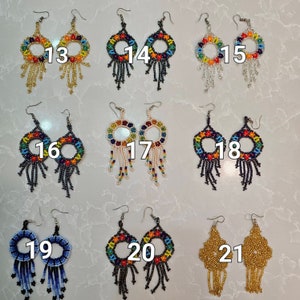 Peut inclure: Vingt et un paires de boucles d'oreilles en perles color&eacute;es avec diff&eacute;rents motifs. Les boucles d'oreilles sont num&eacute;rot&eacute;es de 13 &agrave; 21.