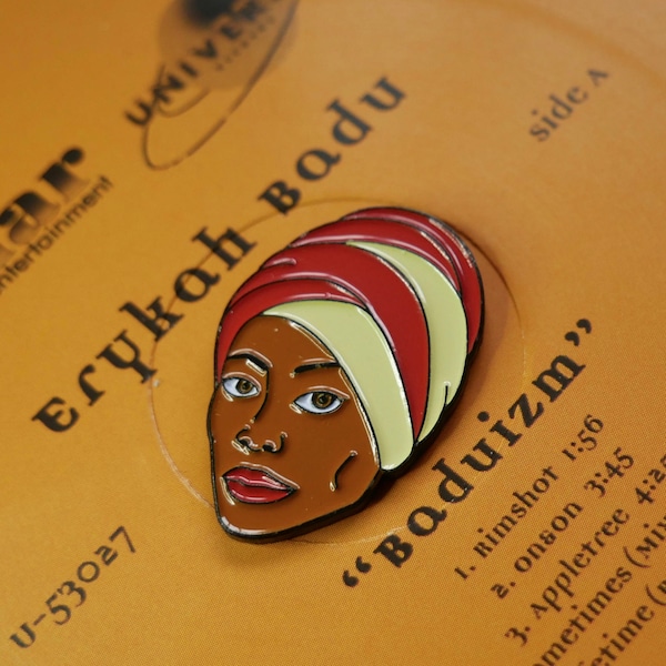 Die Hip Hop, Soul Queen, Erykah Badu 1 Zoll Soft Enamel Pin Badge. Afroamerikanischer Künstler mit schwarzer Musik