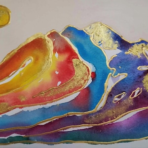 Könnte beinhalten: Aquarellmalerei eines Gebirges mit einer goldenen Sonne in der oberen linken Ecke. Die Berge sind in Rot-, Gelb-, Blau- und Lilatönen gehalten, mit goldenen Akzenten. Der Hintergrund ist hellbeige.