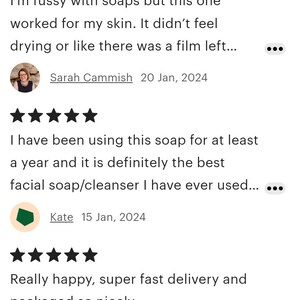Puede incluir: Una captura de pantalla digital de una p&aacute;gina de rese&ntilde;as de una tienda Etsy que muestra varias valoraciones de cinco estrellas y comentarios de clientes. Las rese&ntilde;as incluyen opiniones de Sarah Cammish, Kate y samjgarner sobre el jab&oacute;n facial.