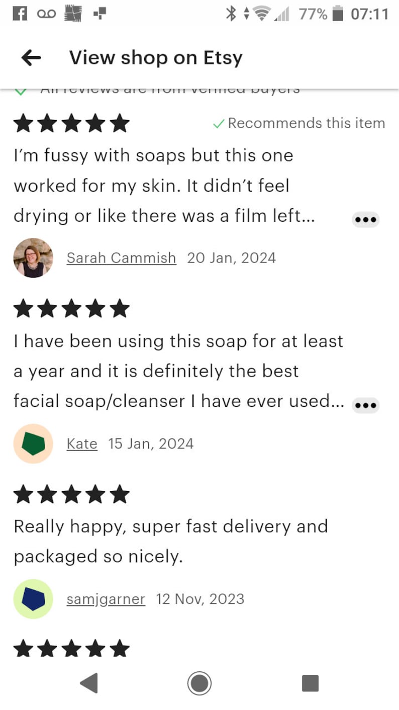 Puede incluir: Una captura de pantalla digital de una p&aacute;gina de rese&ntilde;as de una tienda Etsy que muestra varias valoraciones de cinco estrellas y comentarios de clientes. Las rese&ntilde;as incluyen opiniones de Sarah Cammish, Kate y samjgarner sobre el jab&oacute;n facial.