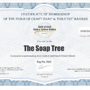 Puede incluir: Un certificado de membres&iacute;a para The Soap Tree de la Guild of Craft Soap & Toiletry Makers, con fecha 10/08/2017. El documento presenta un borde decorativo azul, el logotipo de la organizaci&oacute;n, el n&uacute;mero de registro 7641 y una firma.