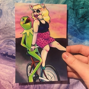 Kermit and Miss Piggy Art Print: Muppets Romantic Bike Ride (4x6 inches)