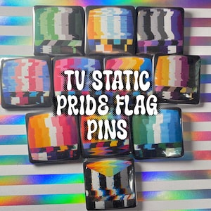 Może przedstawiać: Kolekcja kwadratowych przypinek z motywem statycznym TV w różnych schematach kolorystycznych flag Pride. Przypinki ułożone są na holograficznym, paskowanym tle. Tekst "TV STATIC PRIDE FLAG PINS" znajduje się na środku.