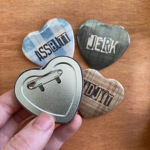 Team Free Will Supernatural Pins - 5 cm hjärtformade knappar baktill bild 3