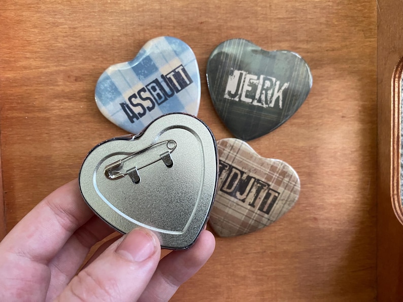 Team Free Will Supernatural Pins - 5 cm hjärtformade knappar baktill bild 3